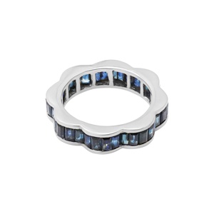 Bague Éternité en Or Jaune Massif 18 carats avec Saphirs Bleus Naturels Taille Baguette et Motif Floral Festonné, Collection Memoria Jewels – Vente en Gros - Product Image 3
