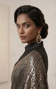 Sari en Georgette avec travail de sequins pour occasions spéciales, accompagné d'un chemisier en satin de Bangalore - Product Image 2