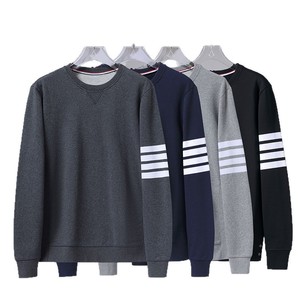 เสื้อสเวตเชิ้ตผู้ชายผ้าคอตตอนเทอร์รี่ ระบายอากาศได้ดี เป็นมิตรกับสิ่งแวดล้อม คอกลม แขนยาว ทรงหลวม ลายทางสี่เส้น เหมาะสำหรับเล่นกีฬาในฤดูหนาว - Product Image 2