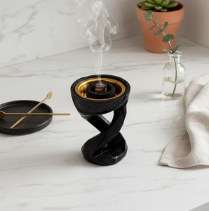 Quemador de Incienso de Madera Trenzada Único con Cuenco de Metal Dorado y Acabado Negro, Eleva el Ambiente de tu Hogar con Esta Elegante Pieza - Product Image 4