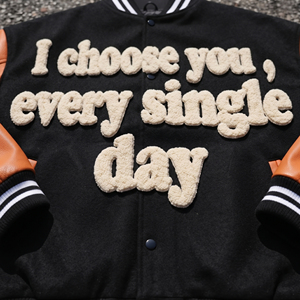 Chaqueta Varsity de Invierno para Hombre, Cuello Redondo, Manga de Lana, Bordado Chenille, Botones de Cuerno, Resistente al Viento, Ecológica - Product Image 2