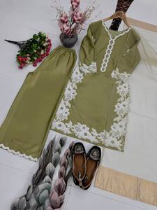 Conjunto de Salwar Kameez de Seda Natural Negra con Bordado Floral Blanco y Trabajo Manual con Perlas Pesadas, Top, Pantalones Palazzo y Dupatta de Tela de Red - Product Image 1