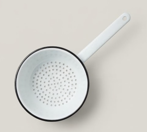 Passoire en métal émaillé blanc de style vintage avec finition classique, durable, idéale pour le stockage et le passage des aliments en cuisine - Product Image 4