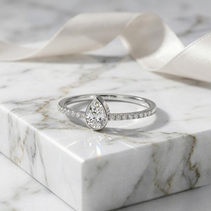 Anillo minimalista con diamante solitario de 0.45 quilates, talla pera, engaste redondo con pavé. - Product Image 3