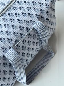 Bolsa de lona acolchada de algodón hecha a mano con estampado tradicional en bloques, elegante, ligera, duradera e ideal para viajes de fin de semana. - Product Image 5