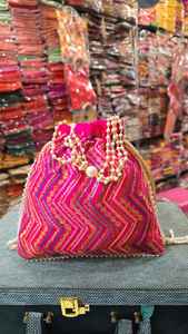 Bolsitas indias vibrantes bordadas con diseño en zig-zag, con asa de perlas y detalles de borlas, ideales para regalos de boda o Eid. - Product Image 5