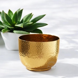 Vaisselle de service en métal faite à la main en gros Plateaux élégants pour la maison, l'hôtel et les fêtes Articles au design unique - Product Image 1