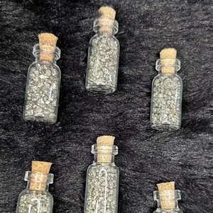 Chips de Pirita Natural de Perú en Botella de Cristal, Gema de Alta Calidad, Artículo Coleccionable para Decoración de Bodas y Festividades - Product Image 1