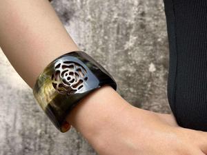 กำไลข้อมือทำจากเขาควาย แกะสลักลายดอกไม้ รูปทรงกลม ทนทาน เป็นมิตรกับสิ่งแวดล้อม ทำด้วยมือ สไตล์โมเดิร์น งานฝีมือฮาซัน ของตกแต่งบ้าน - Product Image 4