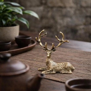 Magnifique ensemble de 2 objets de table en forme de rennes, finition dorée, parfait pour la décoration de table d'appoint, un style festif et une utilisation pour la présentation à la maison - Product Image 2