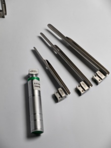 VITRA F.O. Lames de laryngoscope Miller 2 - 4 et poignée |   Laryngoscopes pour adultes en acier inoxydable de qualité médicale |   CERTIFIÉ CE - Product Image 3