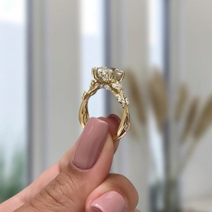 Bague florale en diamant de laboratoire de haute qualité, 3,02 carats, taille ovale, or jaune 14 carats, bijoux de mariage et de fiançailles pour les mariées - Product Image 5