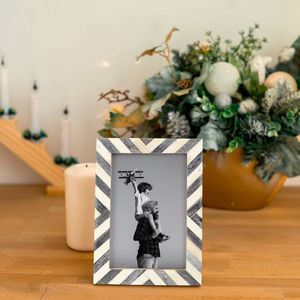 Cadre photo au design moderne avec incrustation en résine et finition brillante en MDF, à très bon prix. - Product Image 6