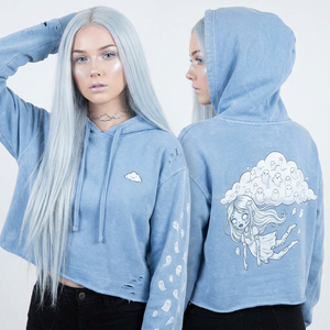 Sudadera Corta Azul Cielo para Mujer con Estampado Gráfico de Nubes Fantasma, Borde Deshilachado, Estilo Estético, Color Azul Pastel, Personalizada - Product Image 1