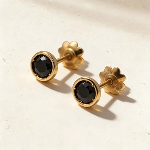 Boucles d'oreilles clous en or jaune 9K avec diamant noir rond de 1,30 carat serti clos, vente en gros, bijoux fins personnalisés - Product Image 1
