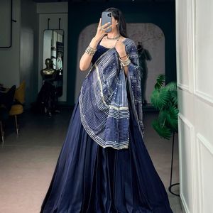 Lehenga Choli en Soie Bleue Premium Entièrement Cousu pour Navratri avec Dupatta en Satin Imprimé et Dentelle Miroir – Prix de Gros par Royal Exports - Product Image 6