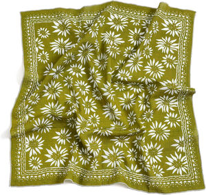 Foulard carré de luxe en soie de mûrier pour femme, élégant imprimé cachemire, accessoire de mode premium et lisse pour le cou, la tête ou les cheveux - Product Image 1