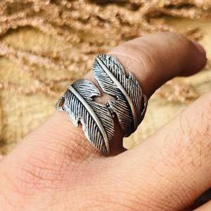 Anillos de Pluma Silvereye, Anillo Boho con Hoja para Mujer, Acabado en Plata Oxidada, Chapado en Oro de 18K, Diseño Nativo, Venta al por Mayor - Product Image 4