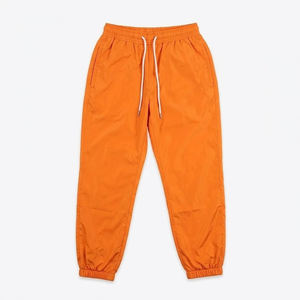 Nuevas llegadas: Conjuntos de pantalones cortavientos de nailon de alta demanda para hombre, en naranja y blanco, con logotipo personalizado, para verano, conjunto de sudaderas con capucha estilo streetwear para hombre. - Product Image 4