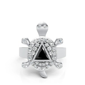 Anillo Clásico con Motivo de Tortuga y Moissanita, Oro Blanco de 14K, Joyería de Lujo para Hombre, con Corte Trillón en el Centro - Product Image 1