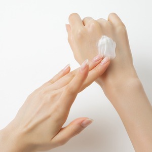 Crème hydratante pour le visage à l'acide hyaluronique avec niacinamide, adénosine et peptides pour lutter contre le vieillissement et soigner les peaux sèches, soin vegan - Product Image 4