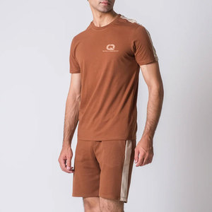 Conjunto de camiseta y pantalones cortos de moda urbana para verano, tela suave y cómoda para uso casual y estilo diario. - Product Image 2