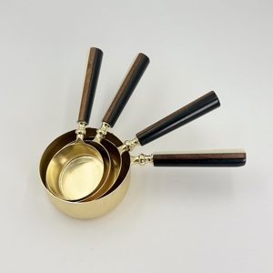 Ensemble de 4 tasses à mesurer en acier inoxydable avec poignée en résine multicolore, finition PVD dorée, passe au lave-vaisselle, produit écologique - Product Image 1