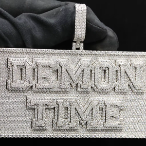 Pendentif personnalisé en alliage plaqué or, style hip-hop, avec diamants CZ givrés, pour un look élégant et prestigieux - Product Image 1