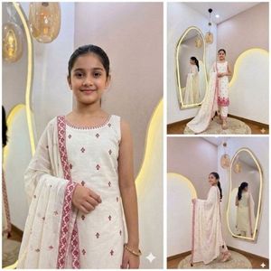Ensemble Salwar Kameez en coton pur brodé blanc, entièrement cousu, sans manches, vêtements ethniques pour enfants, fabriqué par Royal Export - Product Image 4