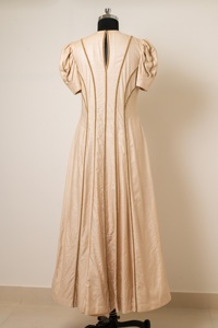 Robe en soie beige de haute qualité pour femmes, robe maxi plissée de luxe avec manches bouffantes pour les occasions spéciales - Product Image 6