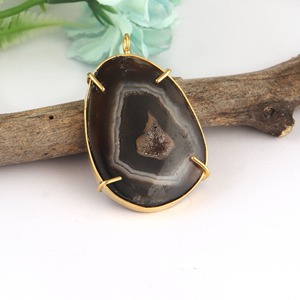 Pendentif ovale en agate drusy marron plaqué or avec cristaux sertis à griffes, collier statement, bijou fantaisie, cadeau pour elle - Product Image 5