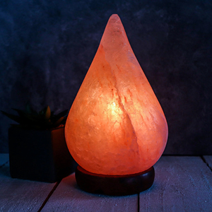 โคมไฟเกลือหิมาลัยจากโรงงานโดยตรง เป็นมิตรกับสิ่งแวดล้อม สีธรรมชาติ รูปทรงหยดน้ำ คริสตัลหิน แสงไฟฐานไม้แกะสลักด้วยมือ คุณภาพสูง - Product Image 1