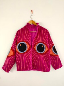เสื้อแจ็คเก็ตกำมะหยี่ปักลายตาปีศาจสีบานเย็น งานแฮนด์เมดสไตล์โบโฮสำหรับผู้หญิง เหมาะสำหรับงานเทศกาล เสื้อคลุมดีไซน์ศิลปะ โดย Indian Arctician - Product Image 1