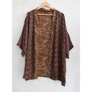 Kimono corto de seda india hecho a mano para mujer, bata estampada estilo bohemio para dormir. - Product Image 1