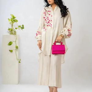 ชุดเซ็ต 2 ชิ้น เสื้อครอปแขนกุดปักลายสีขาวชมพู ผ้าชีฟองผสมคอตตอนทอเนื้อแน่น สไตล์ลำลอง สำหรับผู้หญิง รุ่นปี 2026 พร้อมกางเกงขายาว - Product Image 1