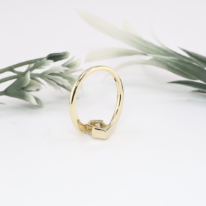 Anillo de lujo de oro amarillo con diamante hexagonal, diseño clásico de bisel solitario envolvente, joyería fina para mujer, regalo al por mayor - Product Image 2