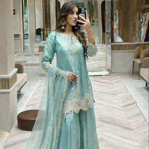 ชุดผ้าไหมฟานดี้เย็บติดกันอย่างประณีต – ชุดแต่งงานอินเดียสุดหรูพร้อมงานประดับเพชรและผ้าคลุมไหล่ขอบหยัก - Product Image 1