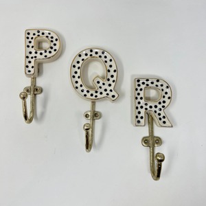 Crochet mural en métal blanc fait main, design alphabet, parfait pour une installation murale facile et une utilisation à long terme, vente en gros depuis l'Inde - Product Image 4