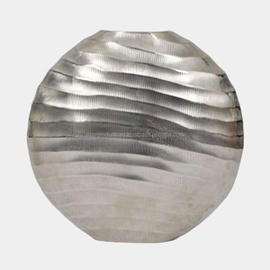 Florero con acabado de plata fundida de aluminio para decoración de sala de estar y decoración de mesa de oficina corporativa de Azora Industries - Product Image 4