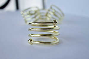 Porte-serviettes en acier inoxydable poli nickel de qualité supérieure avec un design élégant, parfait pour les mariages et les restaurants - Product Image 3