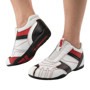 Zapatos de Karate de Alto Rendimiento Premium, Blancos, Rojos y Negros con Diseño Chevron, Suela Ultrafina, Transpirables, de Cuero - Product Image 2