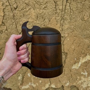 Mug à boire en bois de qualité supérieure avec couvercle en bois et poignée décapsuleur, finition lisse, tasse en bois faite à la main pour bière, eau, café et - Product Image 1