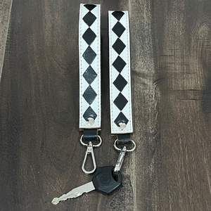 Llavero de Cuero Vacuno a Cuadros Personalizado de Fábrica, Llavero de Cuero Genuino Hecho a Mano, Llavero Unisex en Oferta - Product Image 5