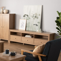 TV-Schrank aus hochwertigem massivem Teakholz mit Stauraum in Naturholzfarbe für den Innenbereich im Wohnzimmer.
