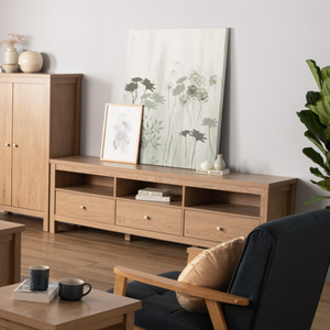 Mueble para TV hecho de madera de teca maciza de alta calidad con espacio de almacenamiento en color madera natural para uso en sala de estar interior. - Product Image 1