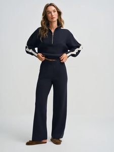 Ensemble de survêtement décontracté pour femme en tricot bleu marine uni, 2 pièces, avec haut zippé à col montant et pantalon à rayures latérales - Product Image 3