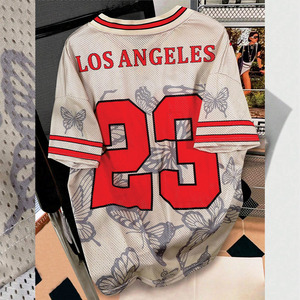 เสื้อเจอร์ซีย์อเมริกันฟุตบอลพิมพ์ลายผีเสื้อ OEM แบบตาข่ายทรงโอเวอร์ไซส์ สตรีทแวร์ เสื้อกีฬาหมายเลขพิมพ์ ระบายอากาศได้ดี ผลิตจากโพลีเอสเตอร์ รับผลิตตามสั่งจำนวนมาก - Product Image 3