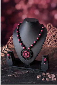 Ensemble de bijoux en résine sur le thème des fleurs avec perles roses et noires, boucles d'oreilles assorties, design de pendentif circulaire - Product Image 3