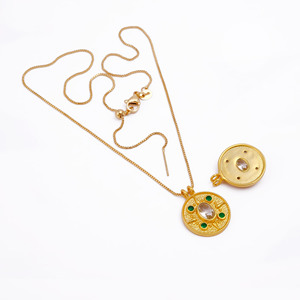 Collar con Medallón de Halo de Esmeralda y Piedra Central Color Rubor en Acabado Dorado de Inspiración Vintage, Joyería para Mujer para Ocasiones Especiales - Product Image 2