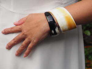 Brazalete de cuerno de búfalo natural con diseño de serpiente en espiral de Perfect Enterprises - Product Image 4